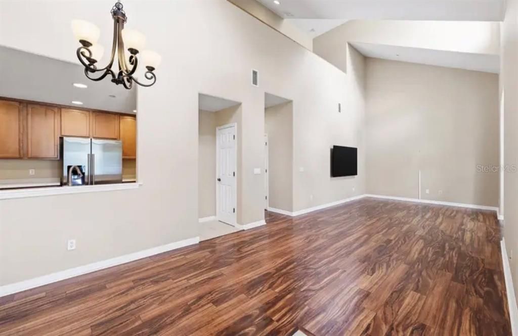 En Venta: $423,000 (3 camas, 2 baños, 2421 Pies cuadrados)