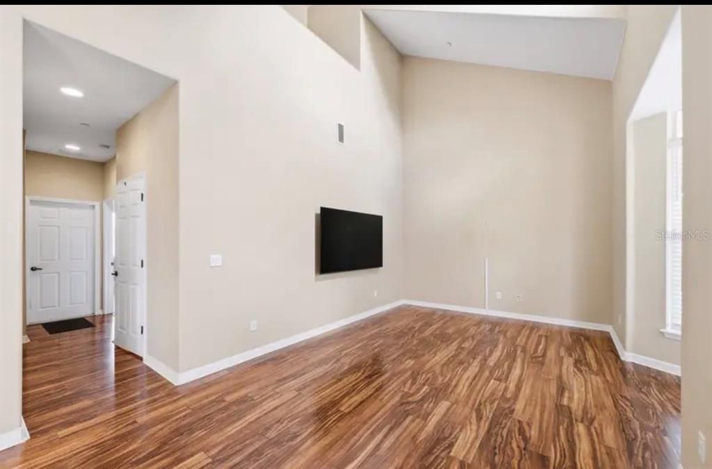 En Venta: $423,000 (3 camas, 2 baños, 2421 Pies cuadrados)