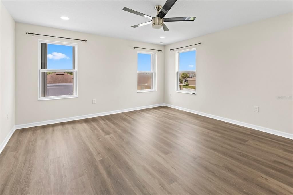 En Venta: $649,000 (4 camas, 2 baños, 2716 Pies cuadrados)