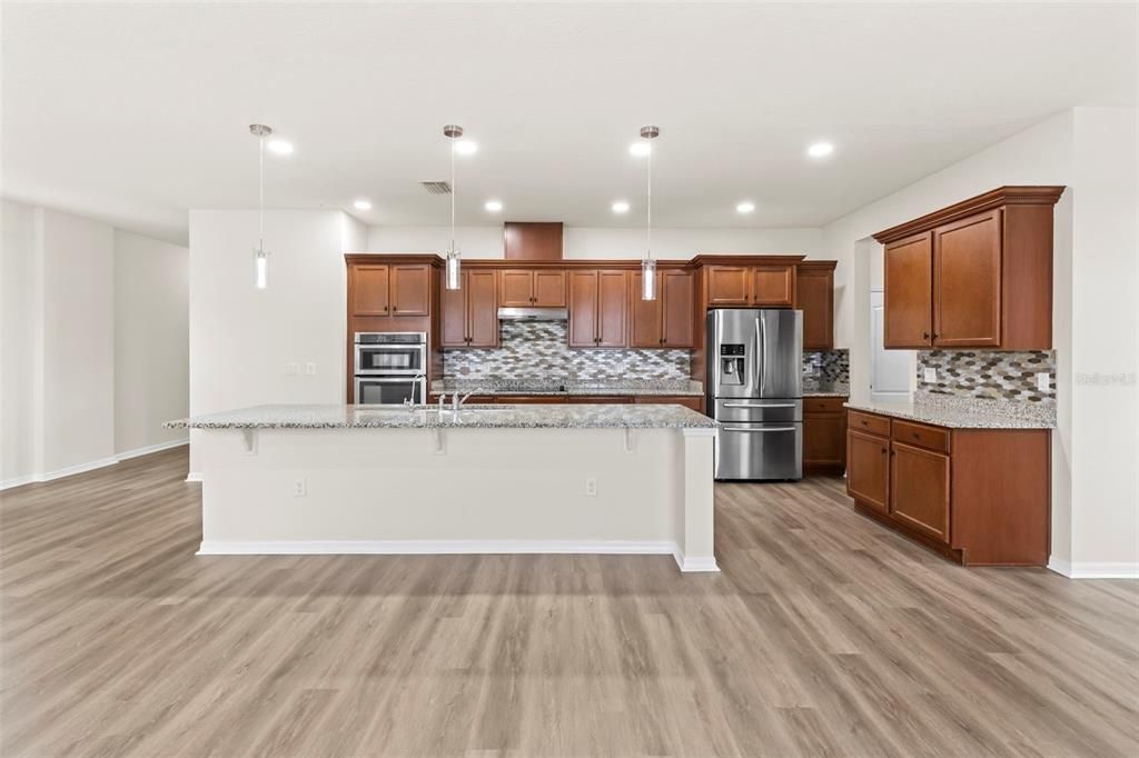 En Venta: $649,000 (4 camas, 2 baños, 2716 Pies cuadrados)