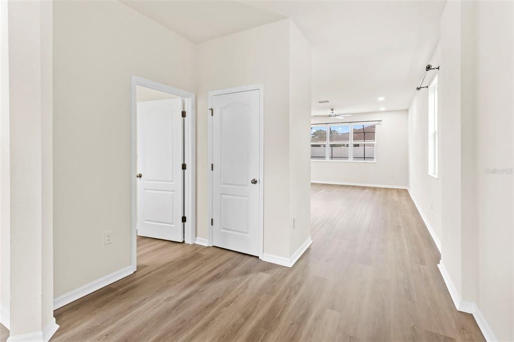 En Venta: $649,000 (4 camas, 2 baños, 2716 Pies cuadrados)
