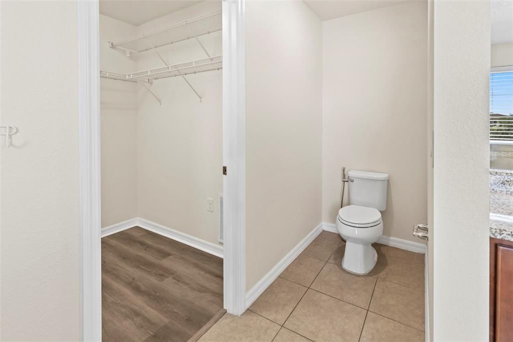 En Venta: $649,000 (4 camas, 2 baños, 2716 Pies cuadrados)