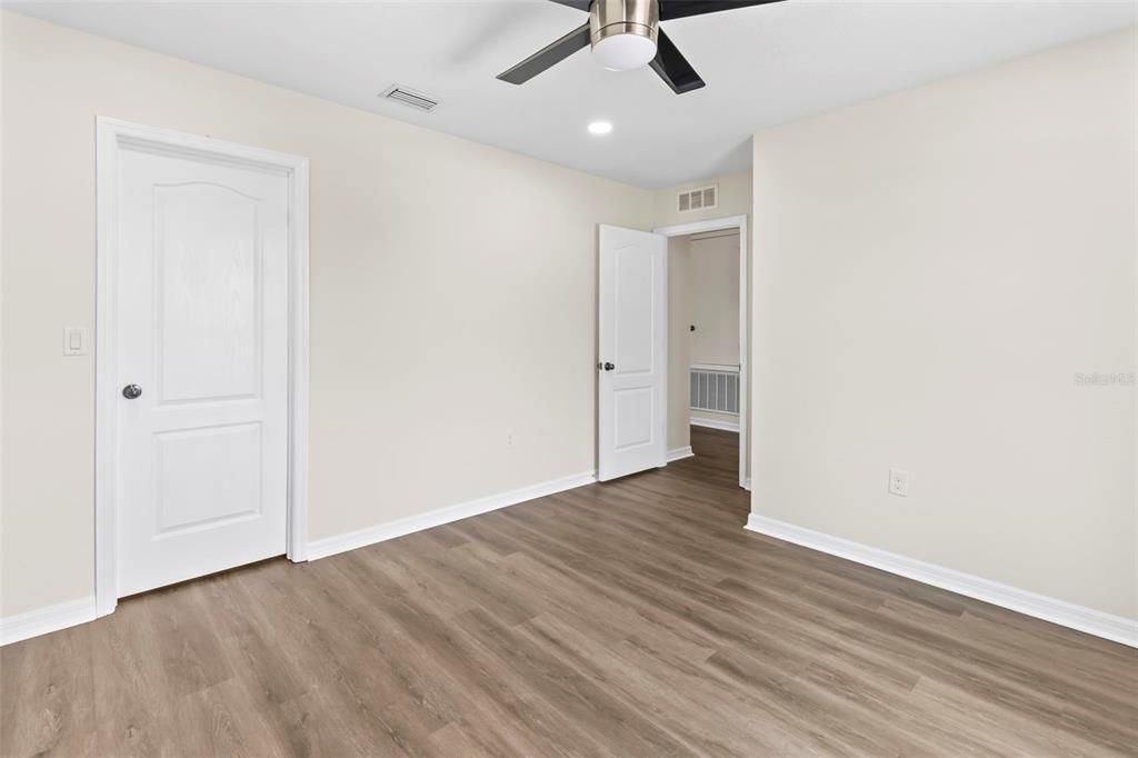 En Venta: $649,000 (4 camas, 2 baños, 2716 Pies cuadrados)