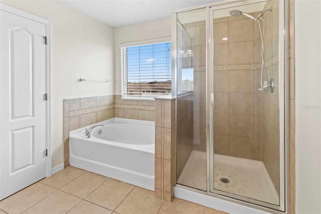 En Venta: $649,000 (4 camas, 2 baños, 2716 Pies cuadrados)