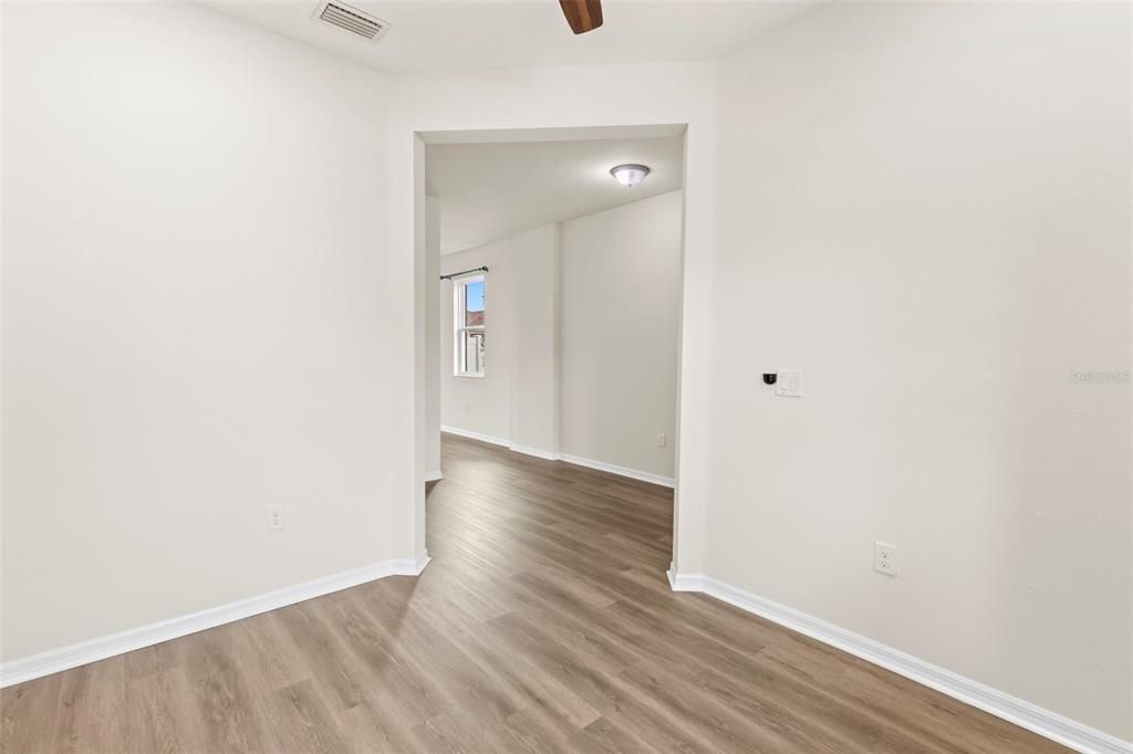 En Venta: $649,000 (4 camas, 2 baños, 2716 Pies cuadrados)