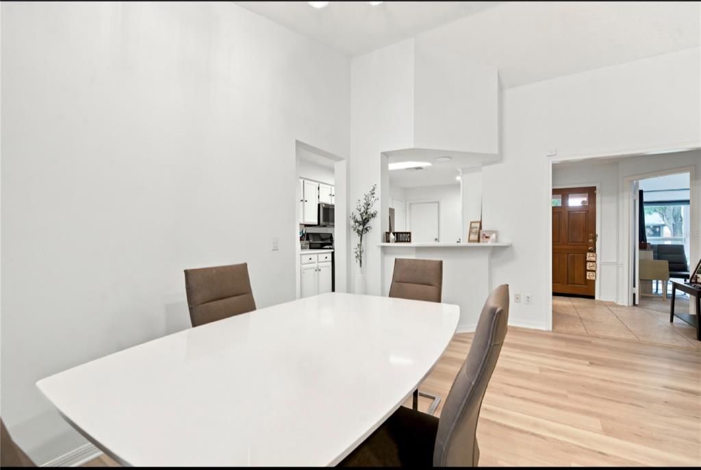 На продажу: $349,900 (3 спален, 2 ванн, 1332 Квадратных фут)
