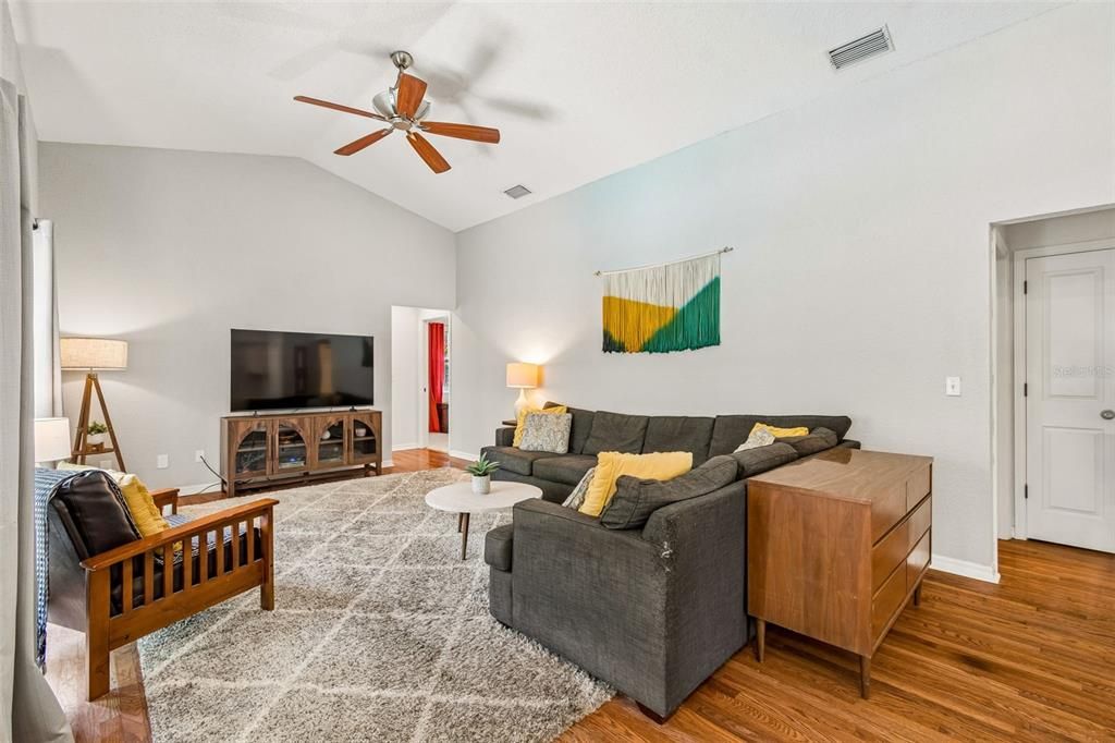 En Venta: $735,000 (4 camas, 3 baños, 2363 Pies cuadrados)