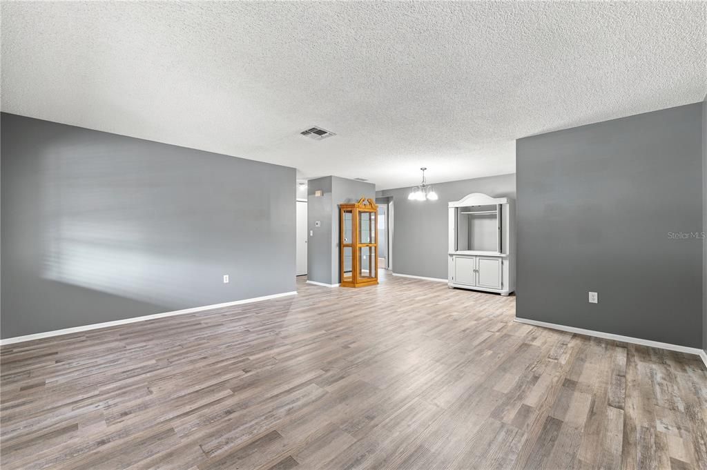For Sale: $289,900 (3 beds, 2 baths, 1595 Square Feet)