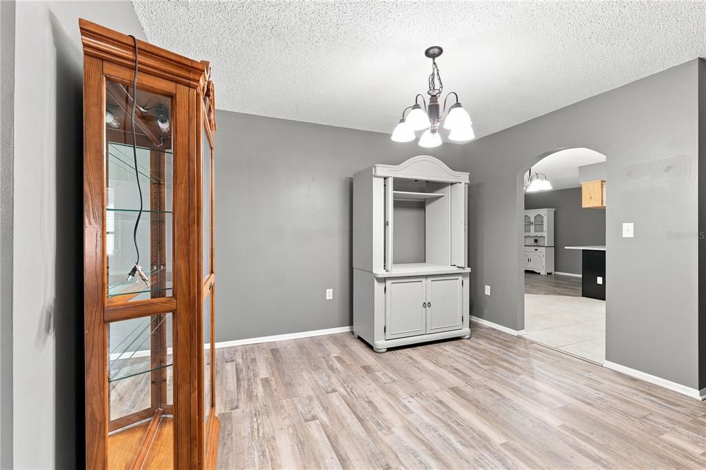 For Sale: $289,900 (3 beds, 2 baths, 1595 Square Feet)