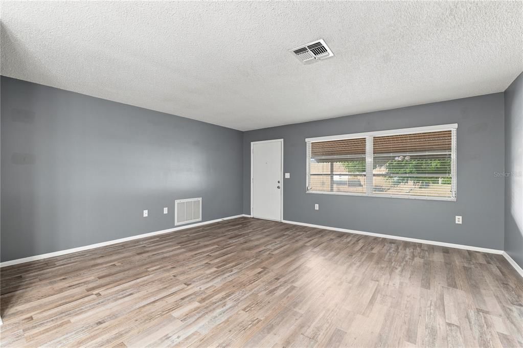 For Sale: $289,900 (3 beds, 2 baths, 1595 Square Feet)