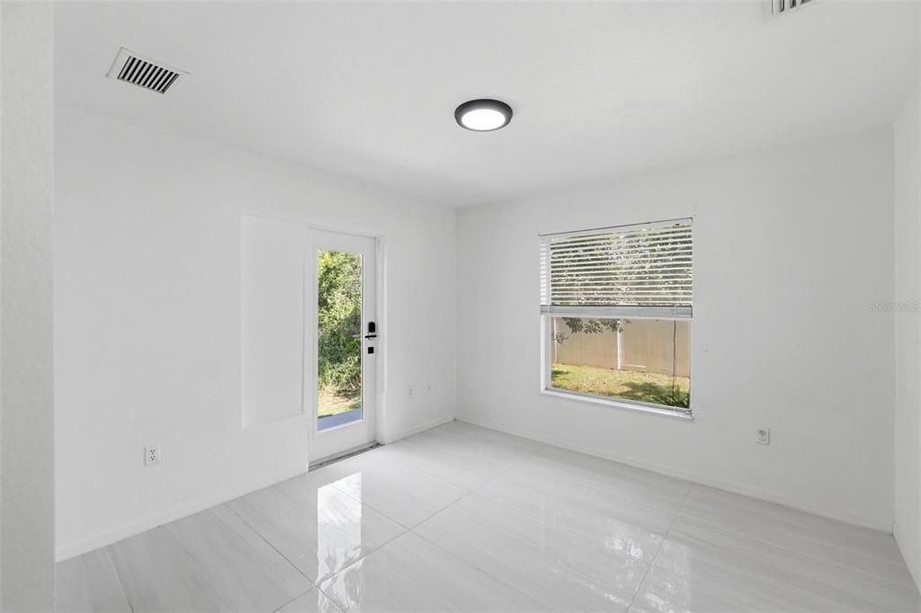 En Venta: $310,000 (4 camas, 2 baños, 2021 Pies cuadrados)