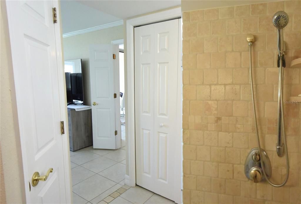 For Sale: $275,000 (2 beds, 2 baths, 1065 Square Feet)