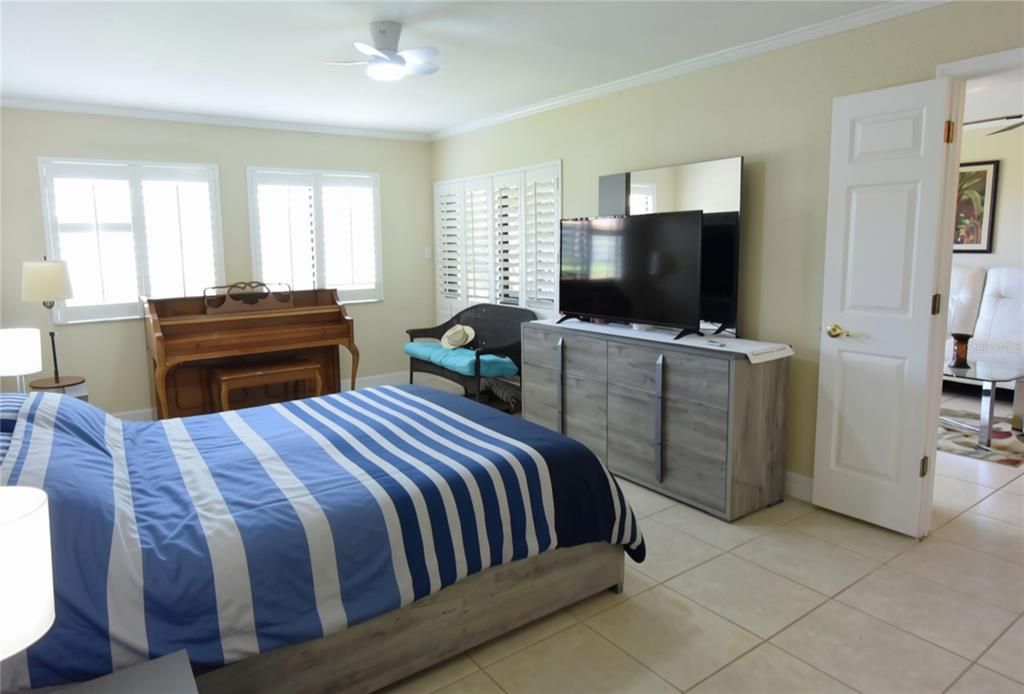 For Sale: $275,000 (2 beds, 2 baths, 1065 Square Feet)
