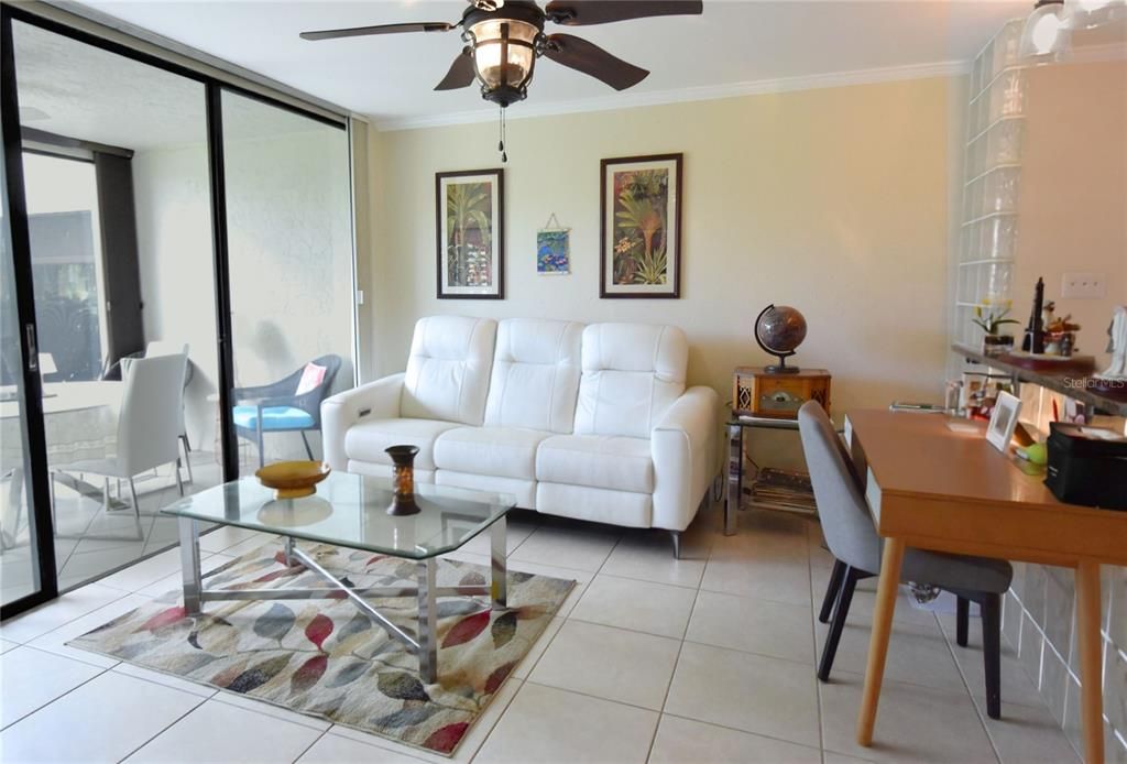 For Sale: $275,000 (2 beds, 2 baths, 1065 Square Feet)