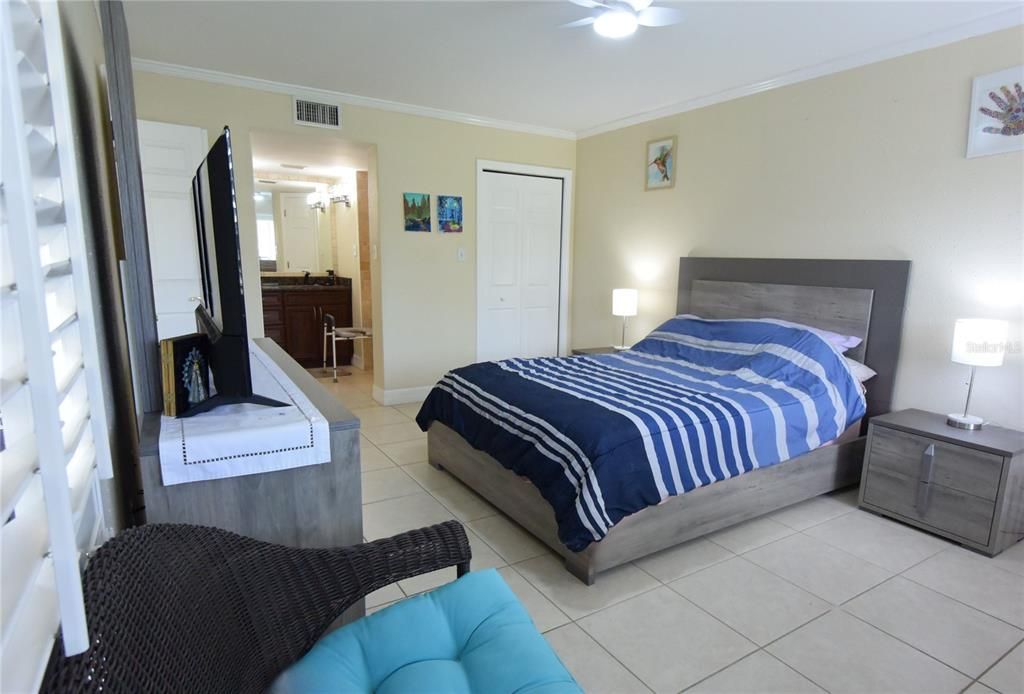 For Sale: $275,000 (2 beds, 2 baths, 1065 Square Feet)
