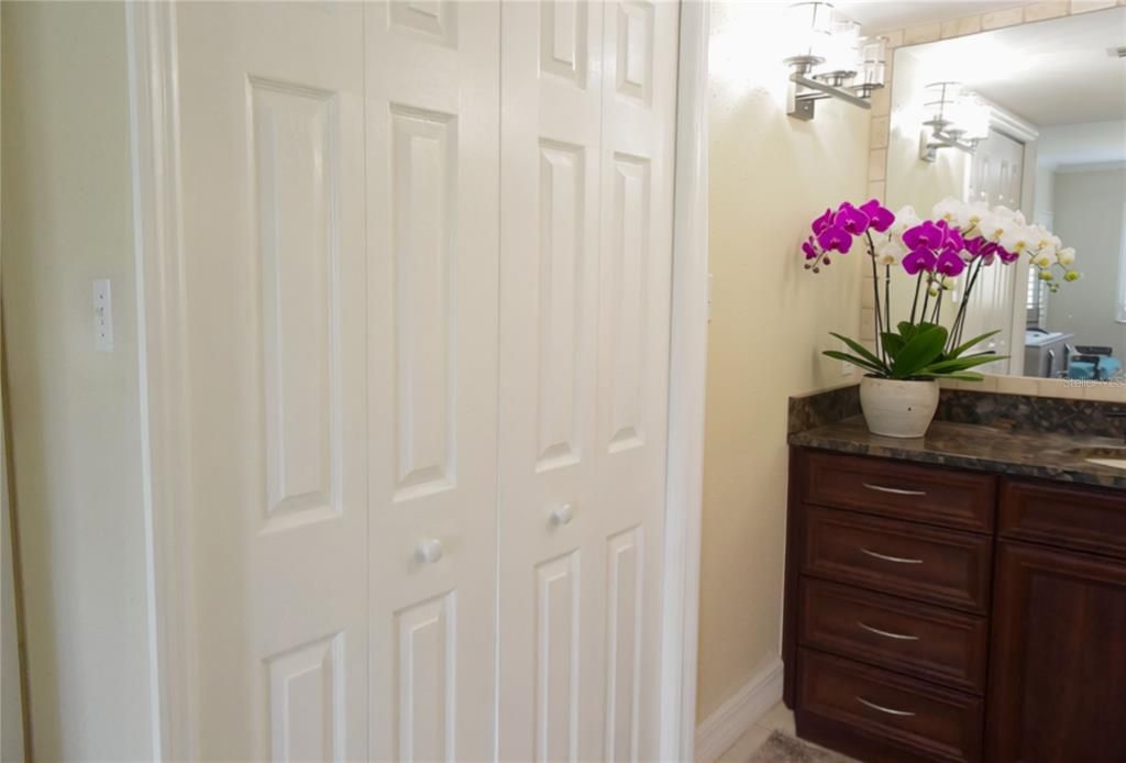 For Sale: $275,000 (2 beds, 2 baths, 1065 Square Feet)