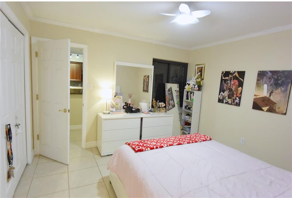For Sale: $275,000 (2 beds, 2 baths, 1065 Square Feet)