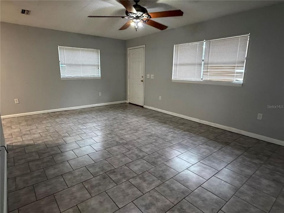 For Sale: $189,900 (2 beds, 1 baths, 910 Square Feet)
