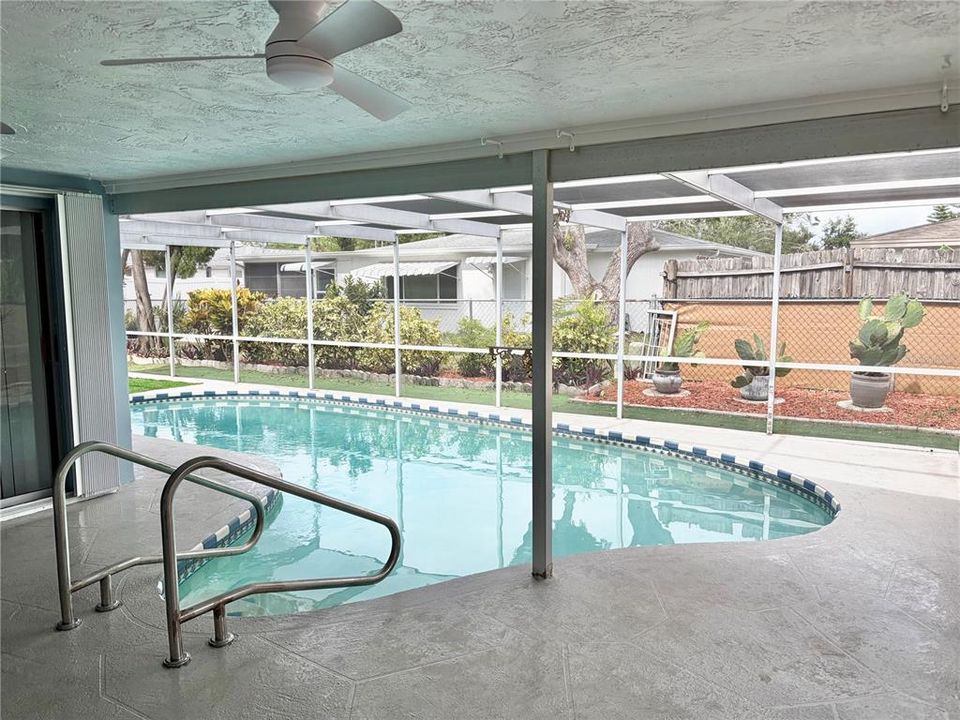 Active With Contract: $329,900 (3 beds, 2 baths, 1325 Square Feet)
