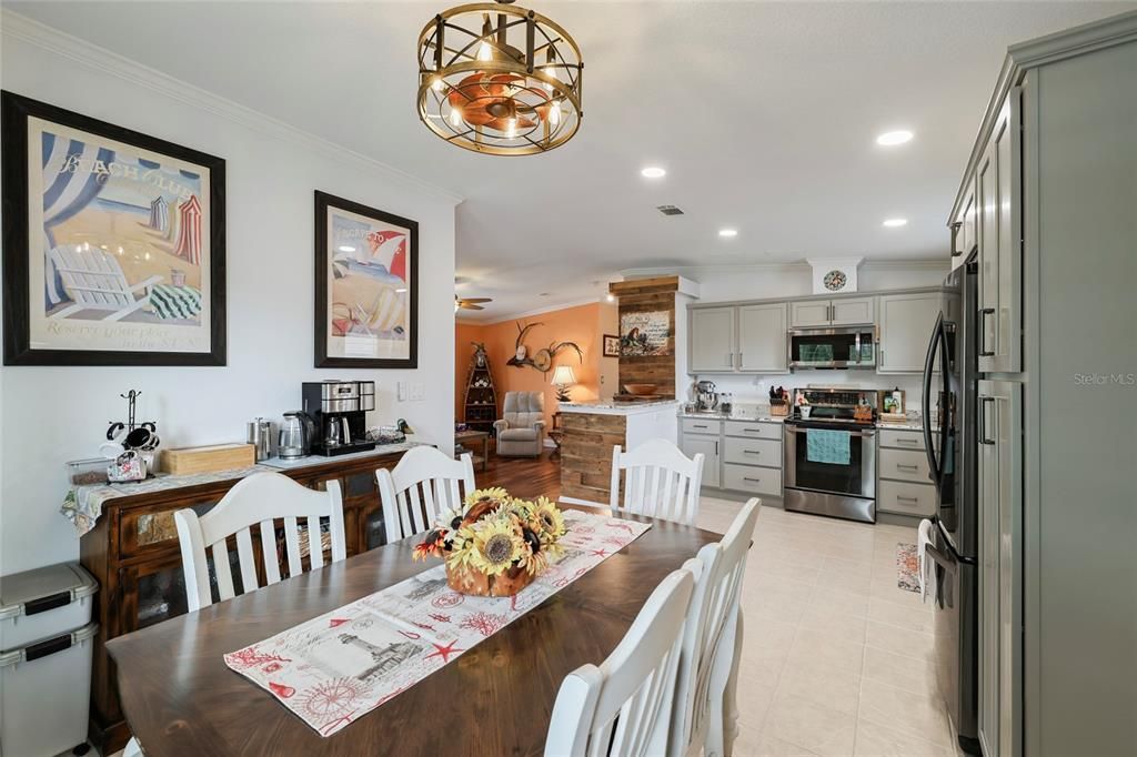 For Sale: $279,000 (3 beds, 2 baths, 1284 Square Feet)
