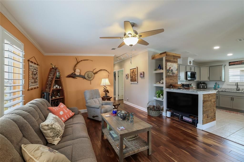 For Sale: $279,000 (3 beds, 2 baths, 1284 Square Feet)