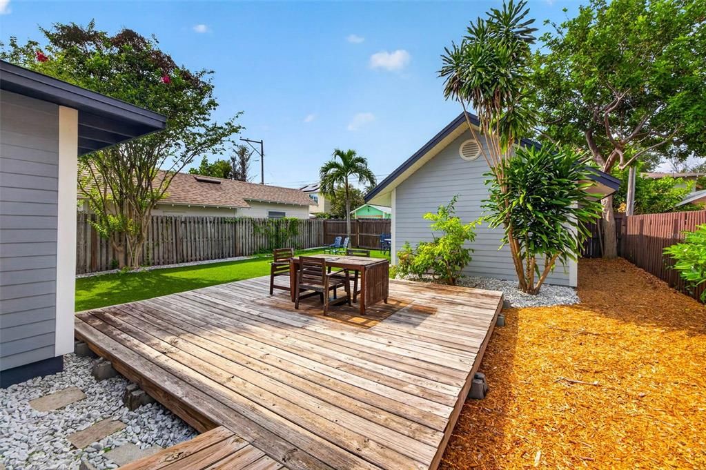 For Sale: $699,900 (3 beds, 2 baths, 1277 Square Feet)