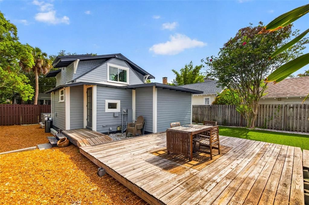 For Sale: $699,900 (3 beds, 2 baths, 1277 Square Feet)