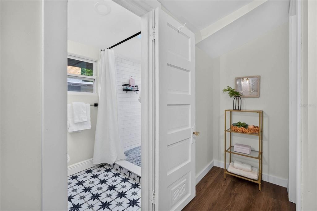 For Sale: $699,900 (3 beds, 2 baths, 1277 Square Feet)