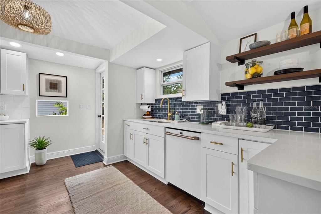 For Sale: $699,900 (3 beds, 2 baths, 1277 Square Feet)