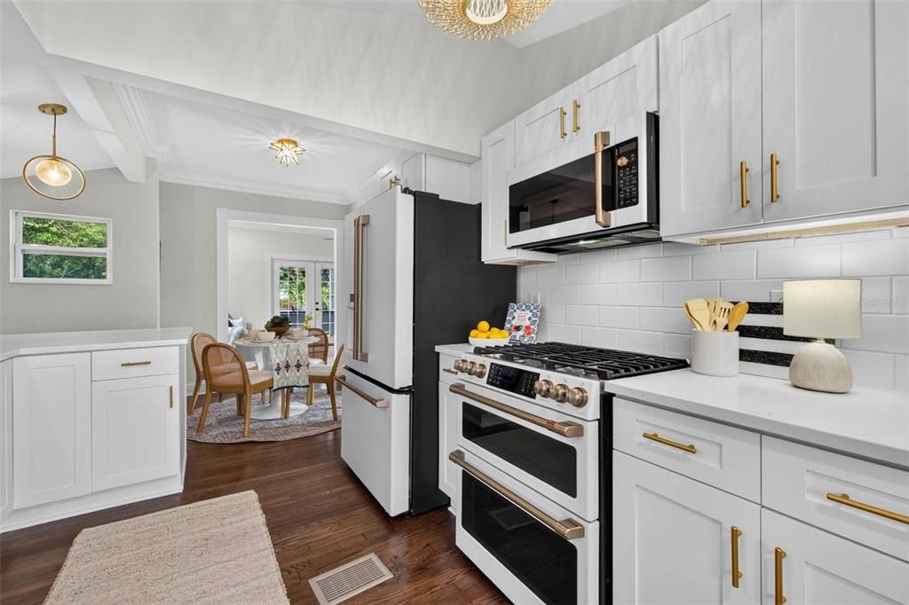 For Sale: $699,900 (3 beds, 2 baths, 1277 Square Feet)