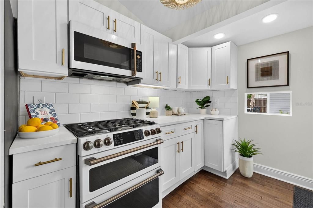 For Sale: $699,900 (3 beds, 2 baths, 1277 Square Feet)