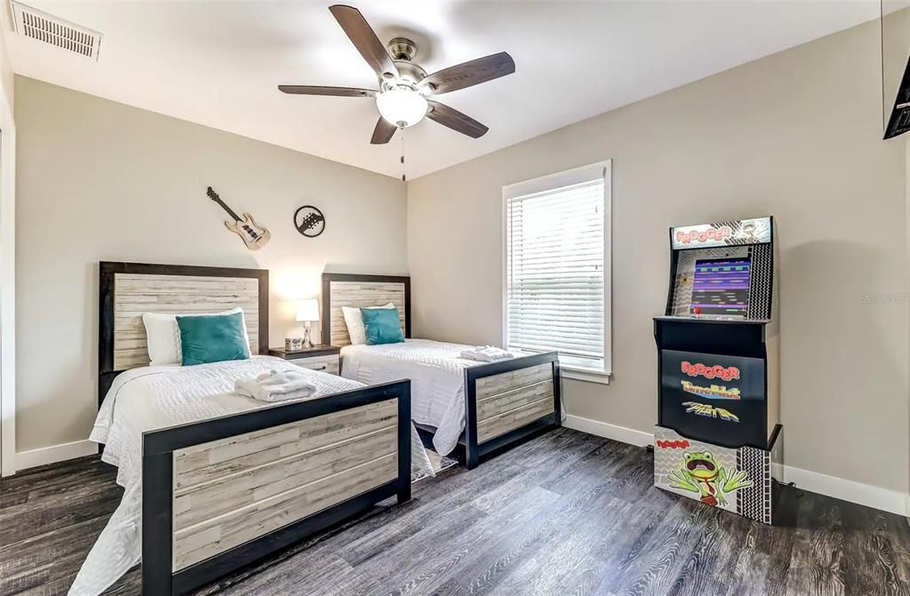 For Sale: $285,000 (3 beds, 2 baths, 1226 Square Feet)