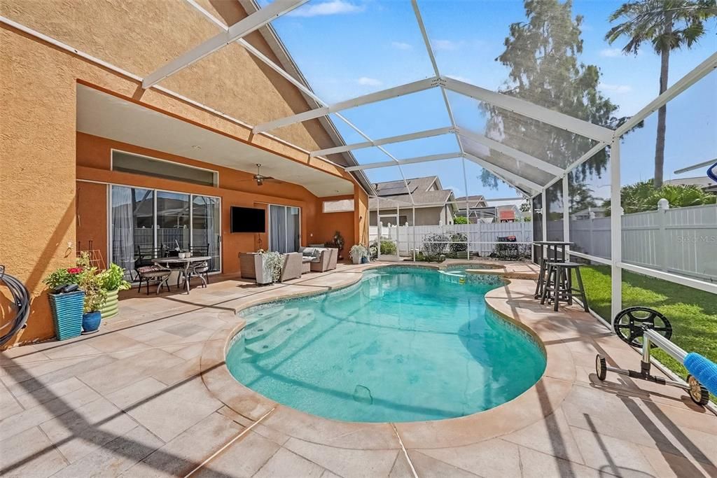 Activo con contrato: $575,000 (4 camas, 3 baños, 2853 Pies cuadrados)