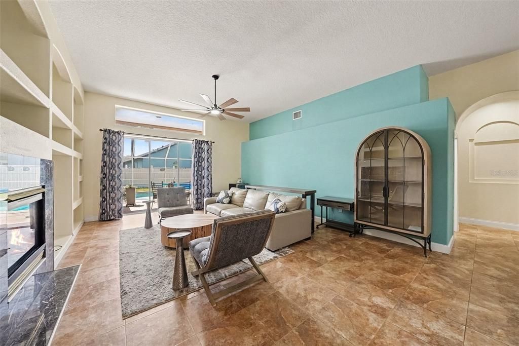 Activo con contrato: $575,000 (4 camas, 3 baños, 2853 Pies cuadrados)