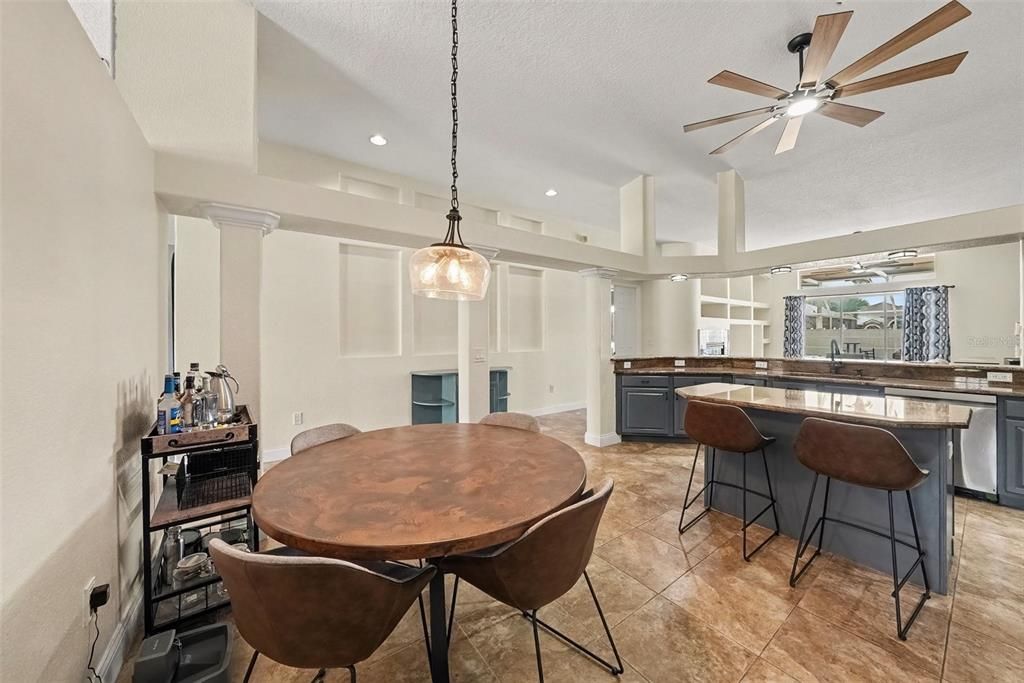 Activo con contrato: $575,000 (4 camas, 3 baños, 2853 Pies cuadrados)