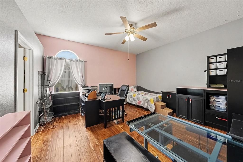 Activo con contrato: $575,000 (4 camas, 3 baños, 2853 Pies cuadrados)