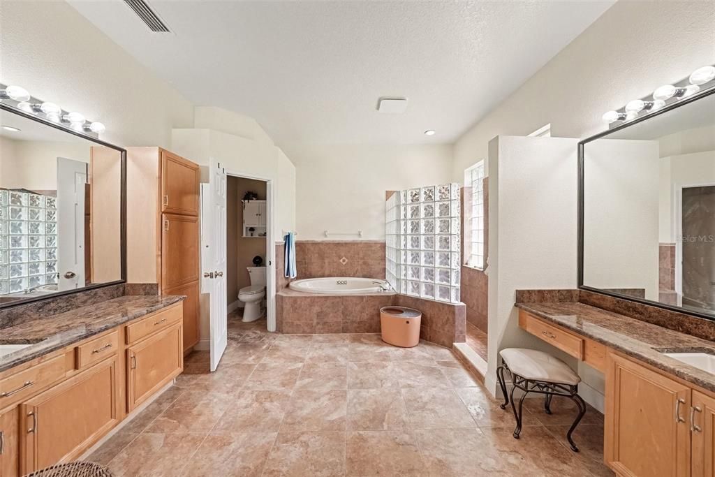 Activo con contrato: $575,000 (4 camas, 3 baños, 2853 Pies cuadrados)