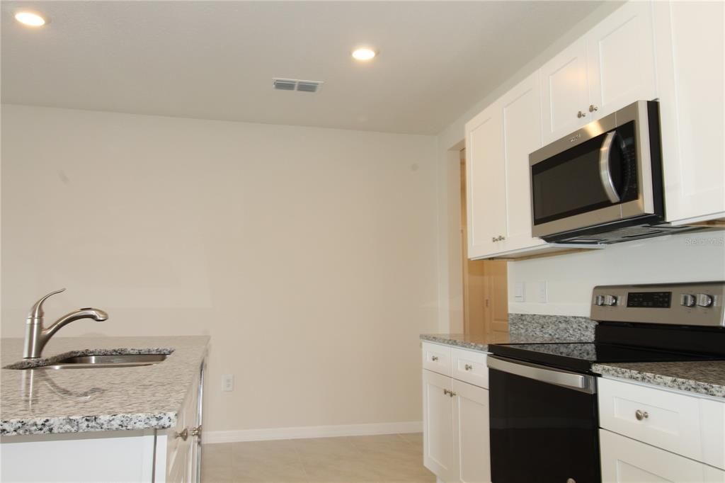 For Rent: $2,400 (4 beds, 2 baths, 1828 Square Feet)