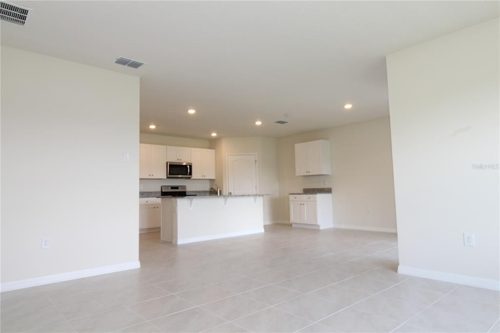 For Rent: $2,400 (4 beds, 2 baths, 1828 Square Feet)
