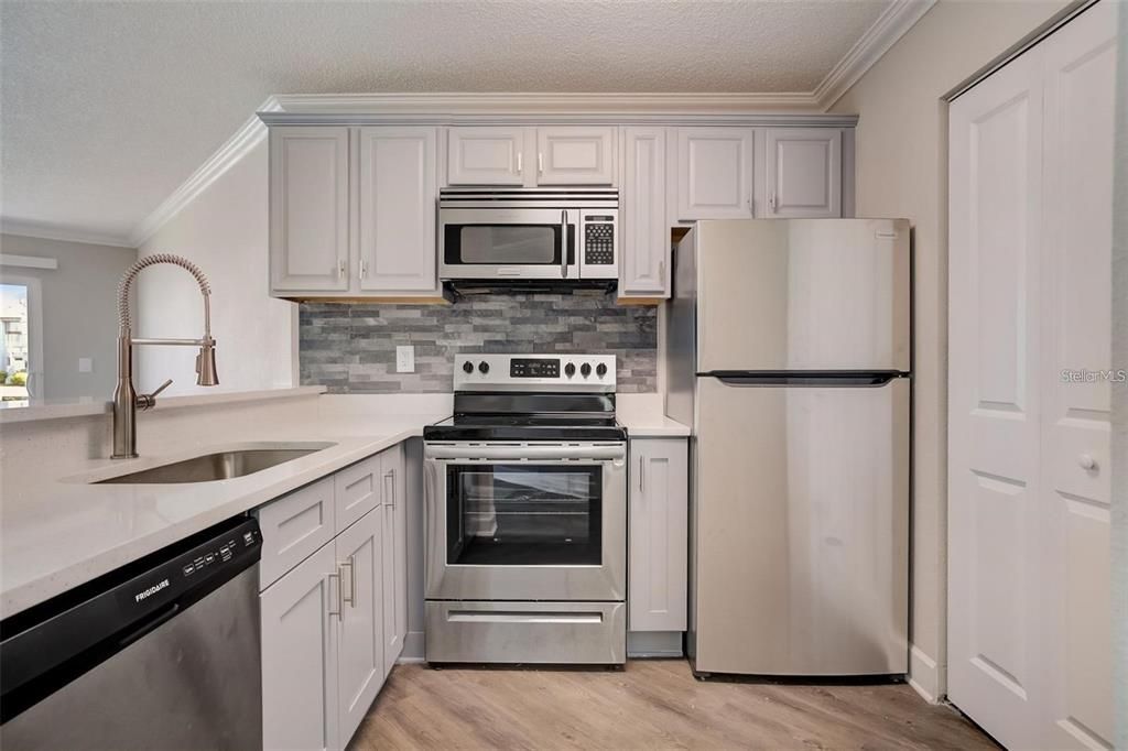 For Rent: $1,750 (2 beds, 2 baths, 930 Square Feet)