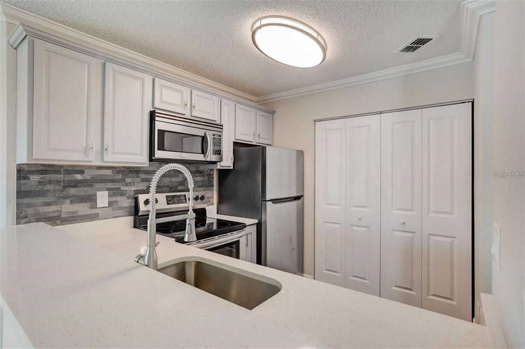 For Rent: $1,750 (2 beds, 2 baths, 930 Square Feet)