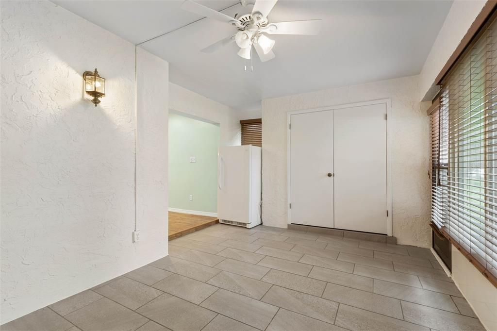На продажу: $229,000 (2 спален, 2 ванн, 1184 Квадратных фут)