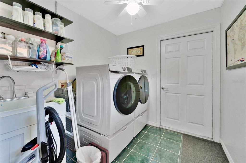 На продажу: $590,000 (5 спален, 3 ванн, 3745 Квадратных фут)