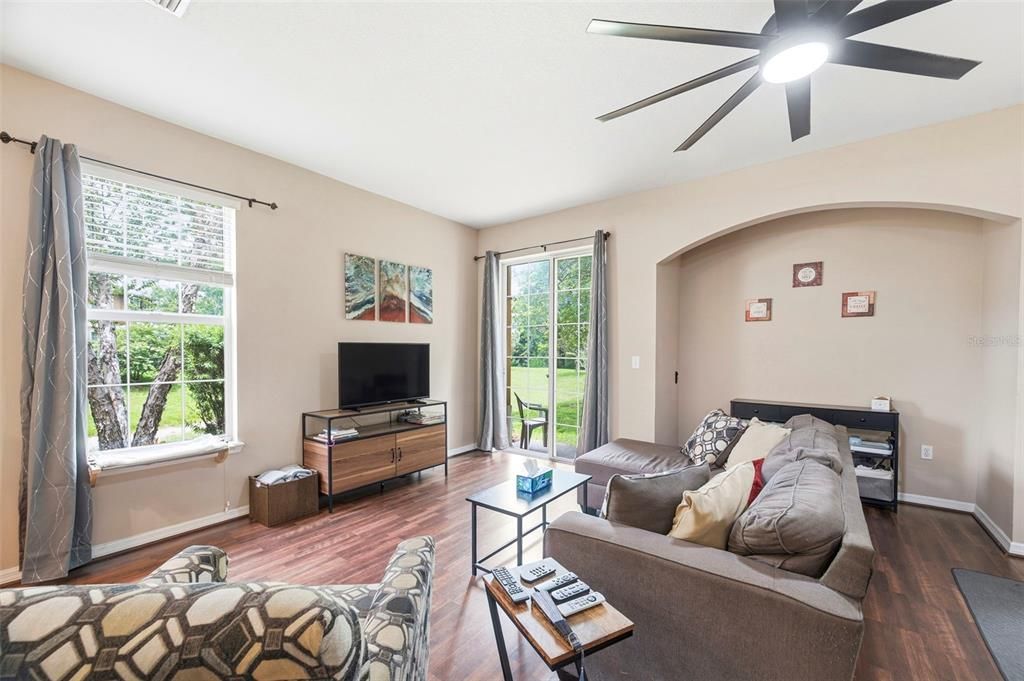 Activo con contrato: $229,900 (3 camas, 2 baños, 1686 Pies cuadrados)