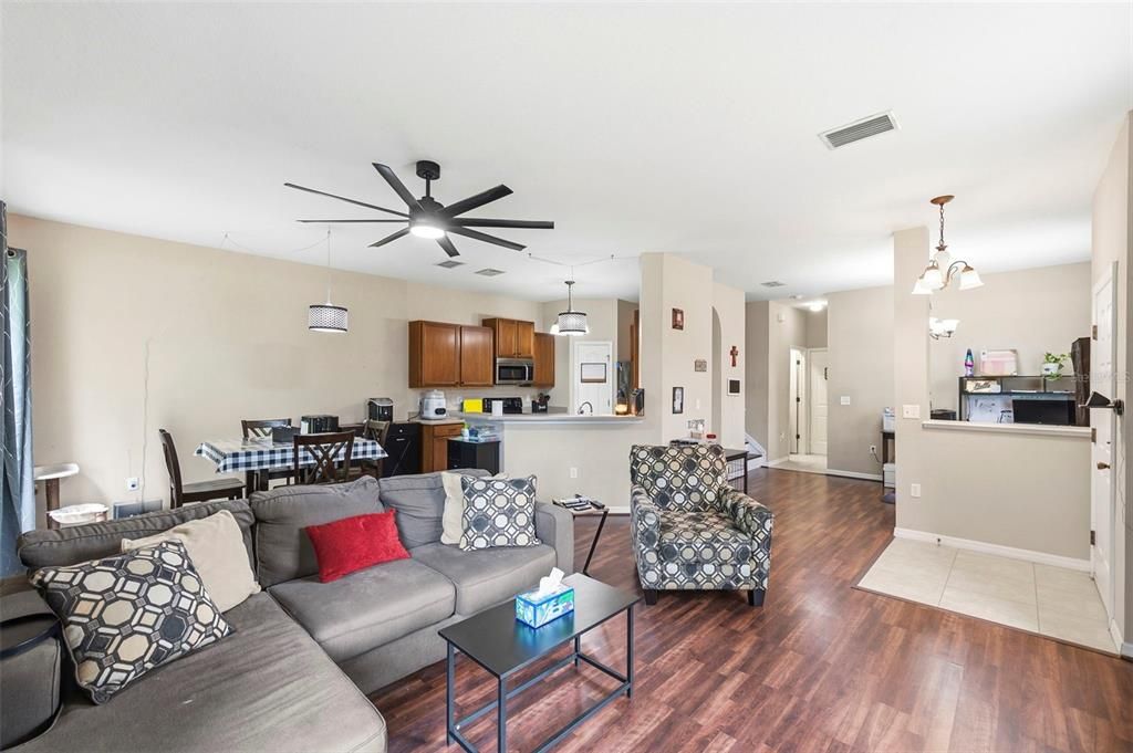 Activo con contrato: $229,900 (3 camas, 2 baños, 1686 Pies cuadrados)