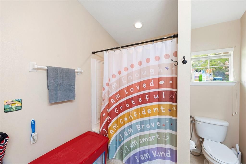 Activo con contrato: $229,900 (3 camas, 2 baños, 1686 Pies cuadrados)