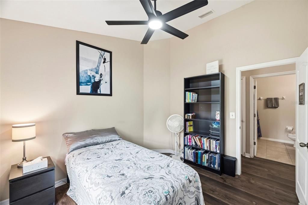 Activo con contrato: $229,900 (3 camas, 2 baños, 1686 Pies cuadrados)