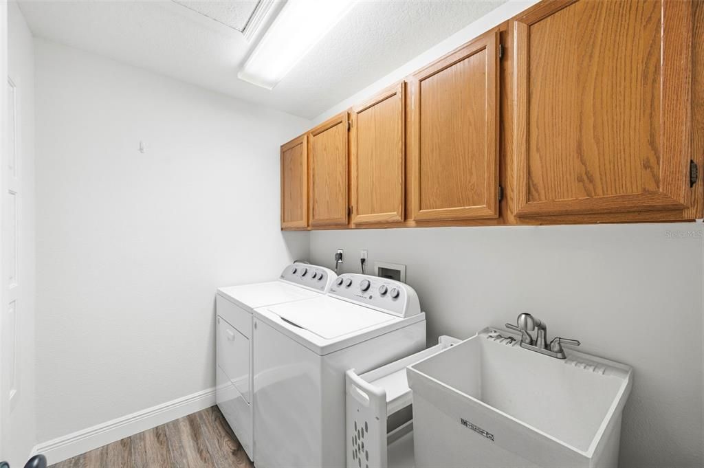 Active With Contract: $887,000 (3 beds, 3 baths, 2018 Square Feet)