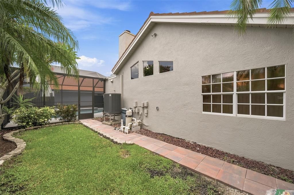 Active With Contract: $887,000 (3 beds, 3 baths, 2018 Square Feet)