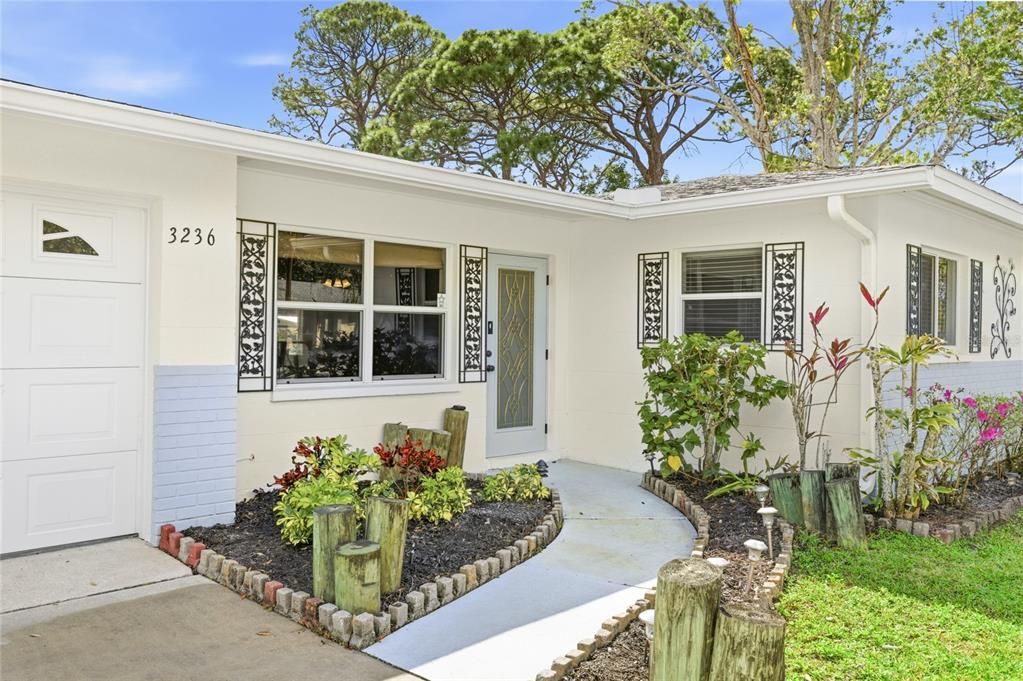 For Rent: $2,600 (3 beds, 2 baths, 1594 Square Feet)